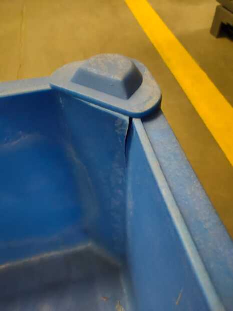 PLASTOVÝ BOX TYP 800, PLNÝ, ROZM. 1200 x 800 x 740 MM MODRÝ POŠKOZENÝ(5)